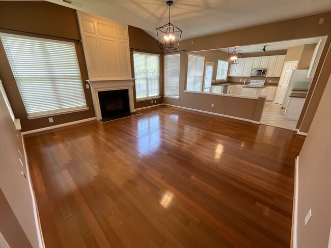 Building Photo - Half Off First Month's rent if you move in by July 31st, Spacious & Elegant 4 BR / 2.5 BA High Po...