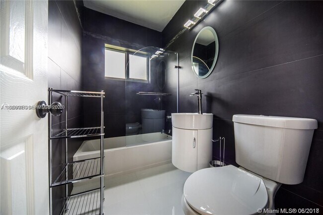 Building Photo - 1748 NE 180th St