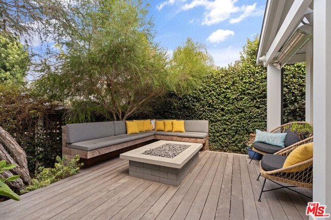 Building Photo - 942 Superba Ave