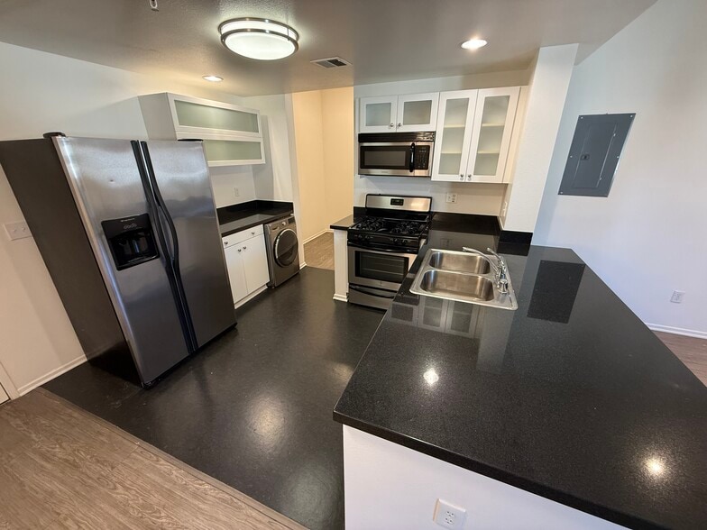 Building Photo - Bixel at Fifth