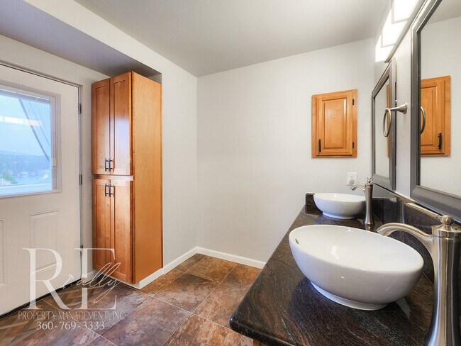 Building Photo - Modern Elegance Meets Tranquil Lakeside Living On Osprey Circle