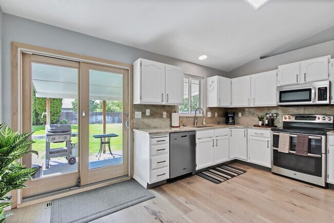 Building Photo - 925 N Stonehenge Way