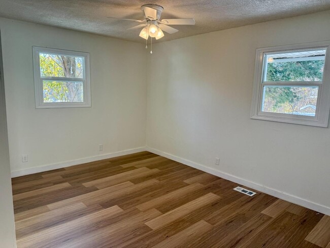 Building Photo - 1506 Crestview Dr