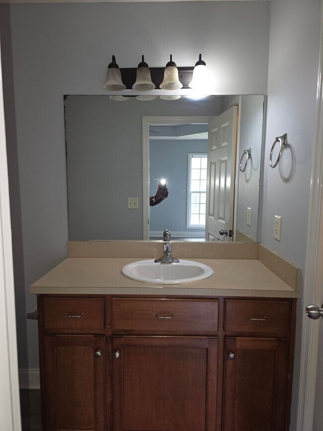 Building Photo - A Great Starter Home Just For YOU!