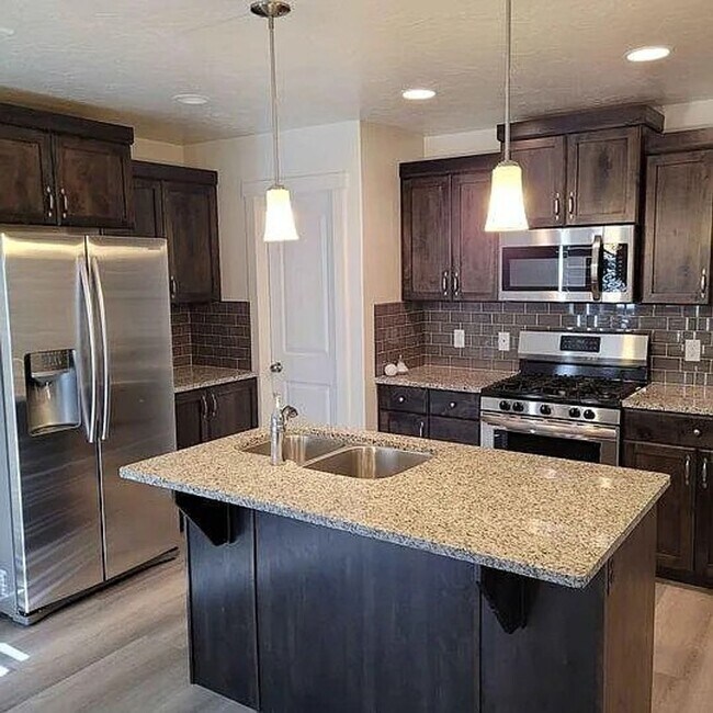 Building Photo - End Unit 4 Bedroom Townhome