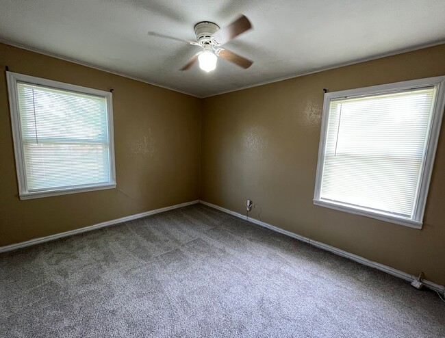 Building Photo - 4 bedroom 2 bath!