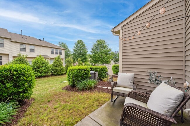 Building Photo - Beautiful 3 story townhome with office in ...