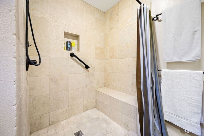 Building Photo - Spacious Two Bedroom Condo in Gated Commun...