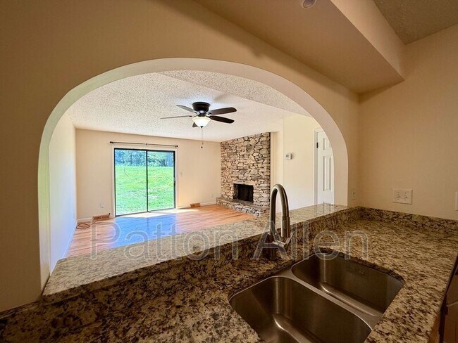 Building Photo - 2 Dawnwood Cir