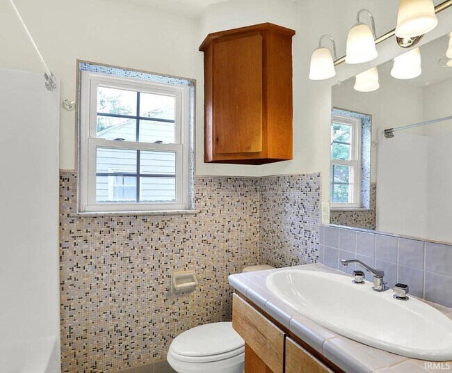 Building Photo - 916 E Maxwell Ln