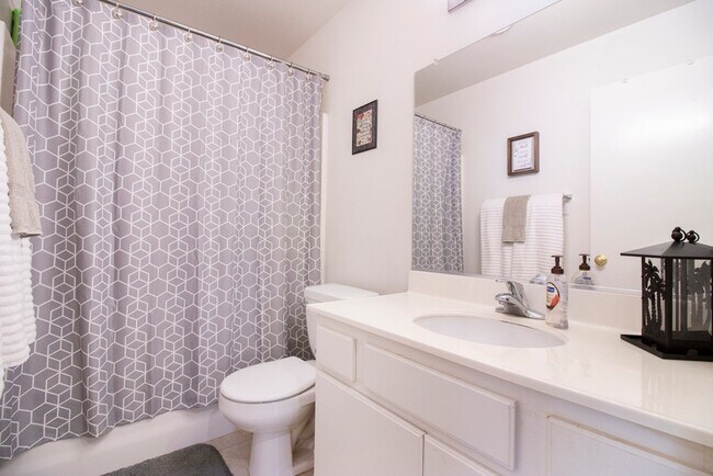 Building Photo - Small dogs alllowed . All appliance. Palom...