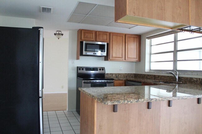 Building Photo - 201 NE Midfield Ln