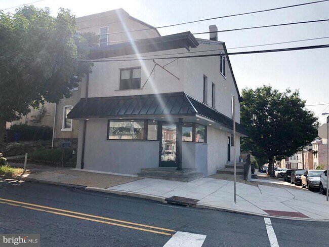 Building Photo - 441 Leverington Ave