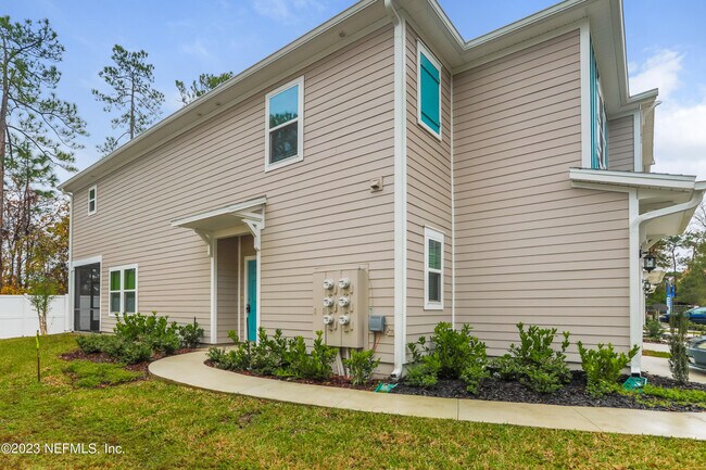 Building Photo - 7415 Palm Hills Dr