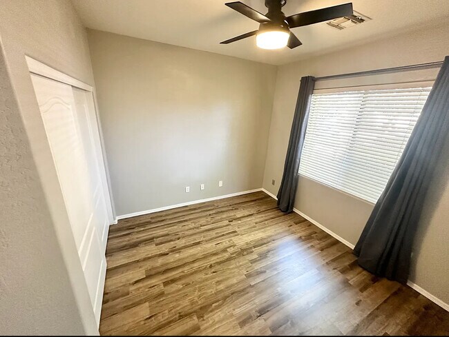 Building Photo - 12916 W Glenrosa Dr