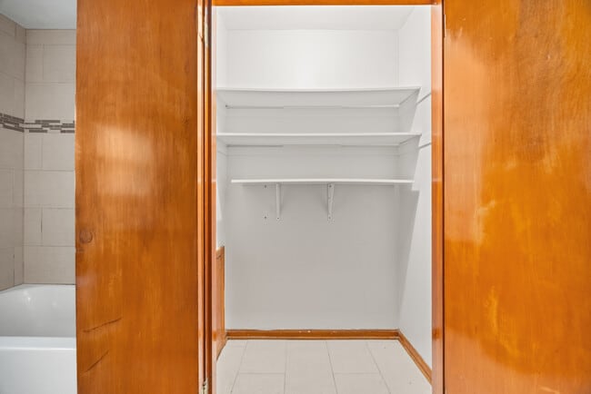 Building Photo - 5748 W Montrose Ave