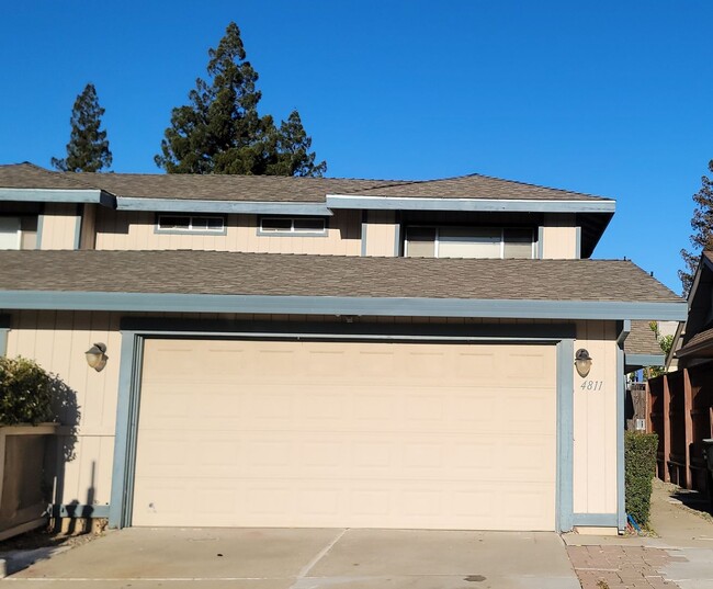 Building Photo - Adorable 2 bedroom 2 bath Duplex