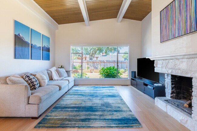 Building Photo - 4bd/1.75ba Shoreline Home