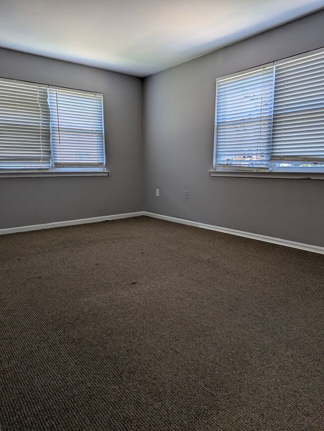 Building Photo - Gorgeous 2 Bed 1 Bath Condo with Private Balcony, UTILITIES INCLUDED, In Mayflower Square