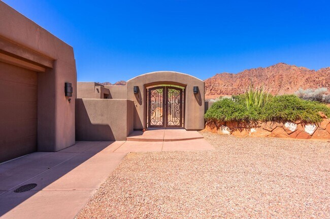 Building Photo - Exquisite Custom Home in Prestigious Commu...