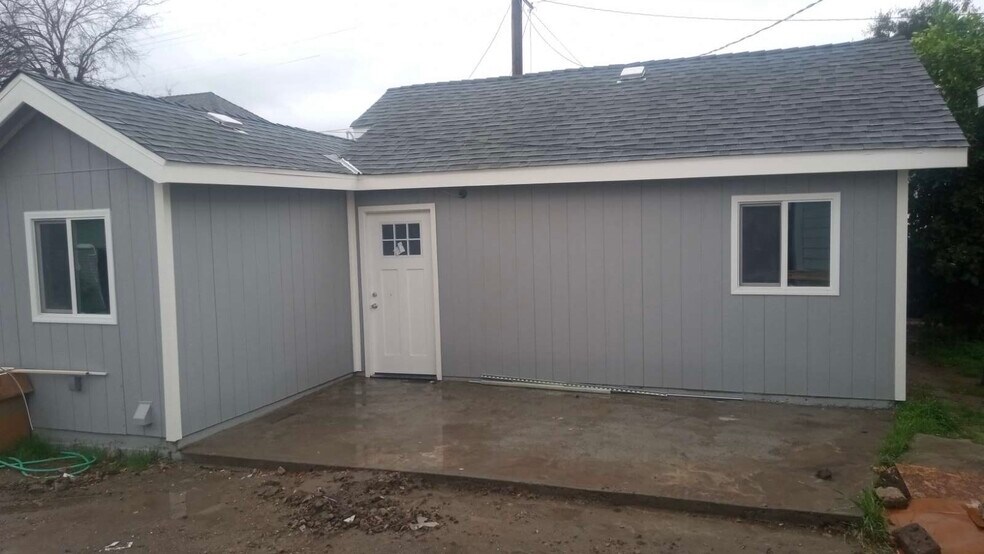 Building Photo - 690 W 8th St