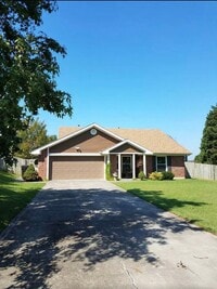 Building Photo - Knoxville 37922 - 3 bedroom, 2 bath home - Contact Susan Niedergeses (865) 300-4722