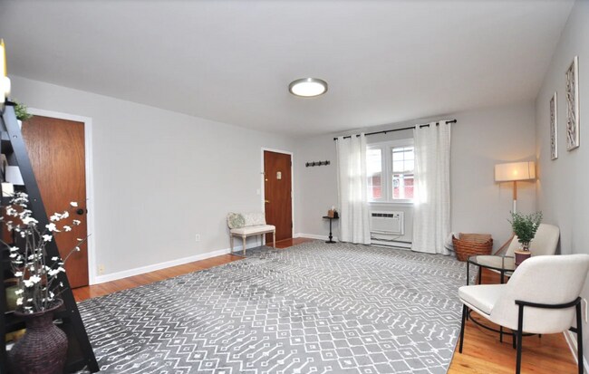 Building Photo - 5 Tunxis Pl