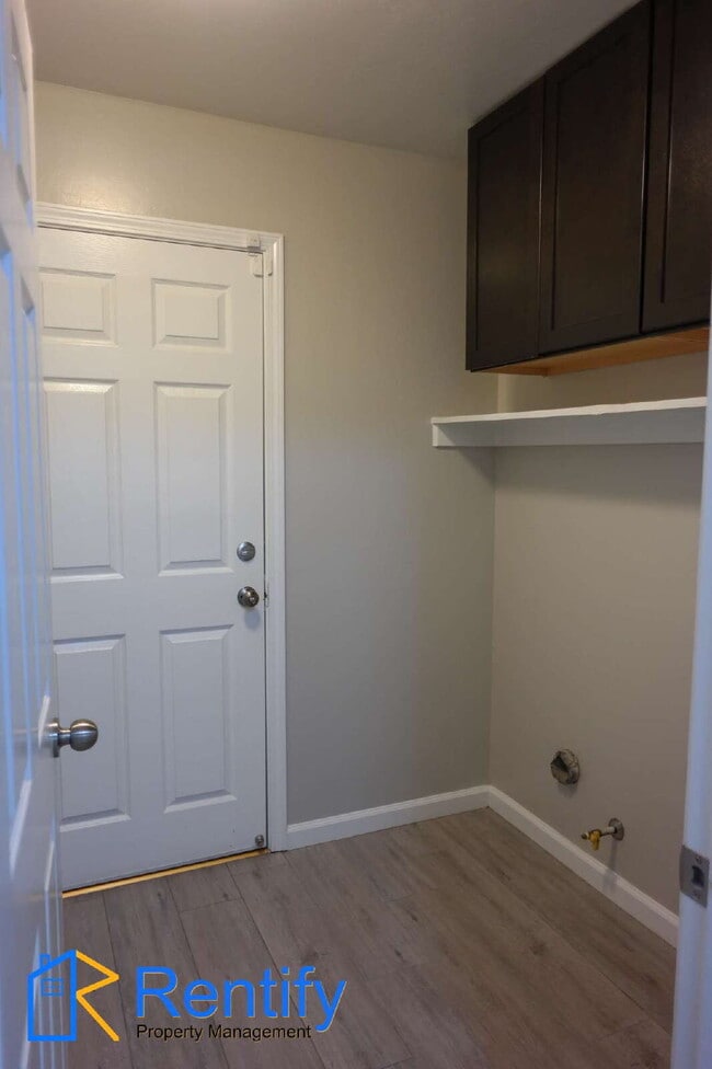 Building Photo - Updated! 4BD/2BA Home in SW Bakersfield