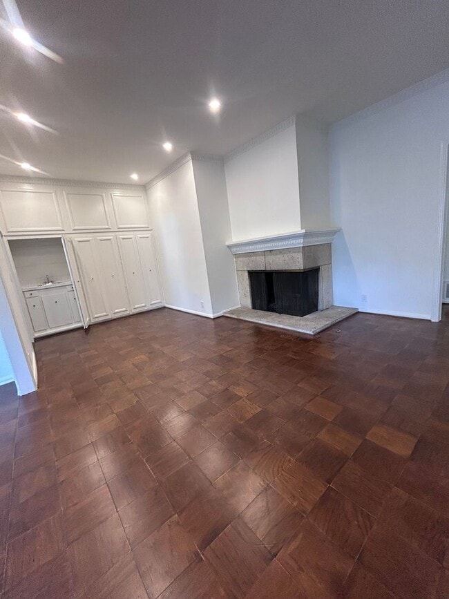 Building Photo - 9080 Shoreham Dr