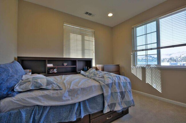 Building Photo - Beautifully Updated Union City Townhome w/ Community Amenities & Vaulted Ceilings