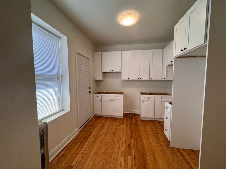 Building Photo - 6422 N Greenview Ave