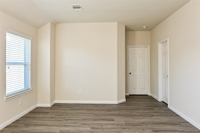 Building Photo - 715 North Ella Creek Drive