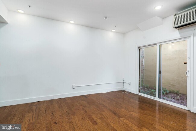 Building Photo - 1639 Poplar St