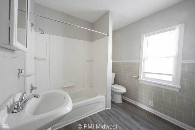 Building Photo - 1415 W Pruitt St