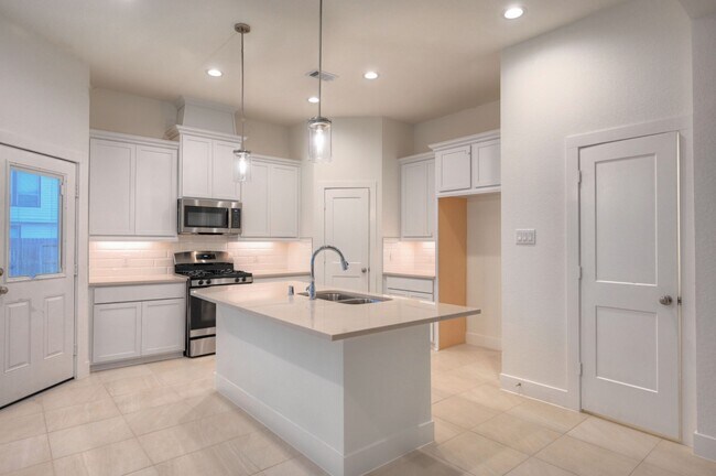 Building Photo - 1535 Crystal Stream Dr
