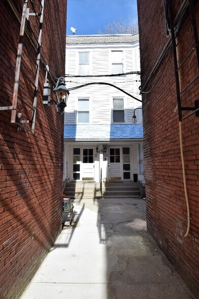 Building Photo - 35A Harvard St