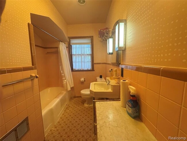 Building Photo - 6 Danvers Ln