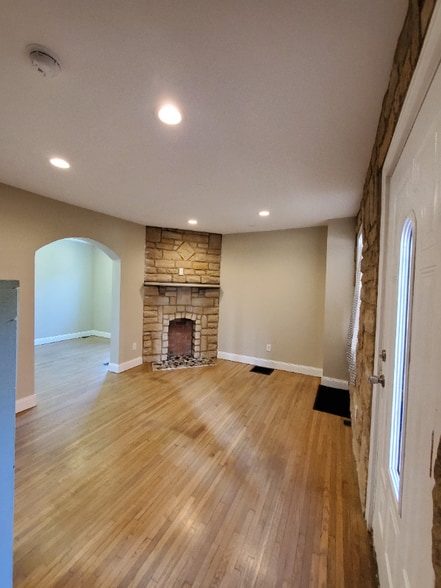 Building Photo - 90 E 8th Ave