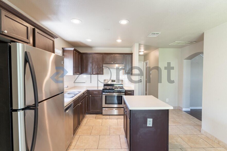 Building Photo - 15204 Sweet Caddie's Dr