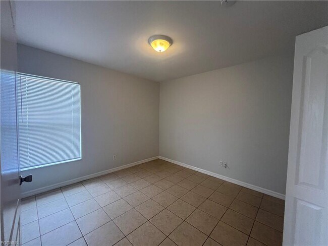 Building Photo - 313 NE 30th St