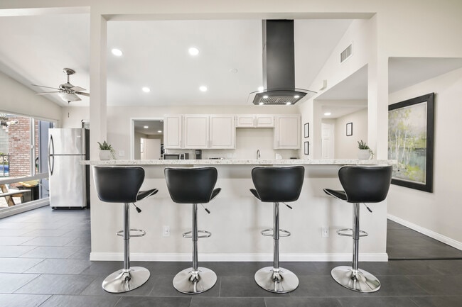 Building Photo - 9452 Larrabee Ave