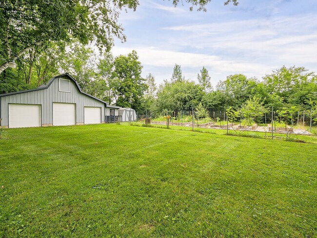 Building Photo - Your Private Retreat Just Minutes from Downtown South Lyon