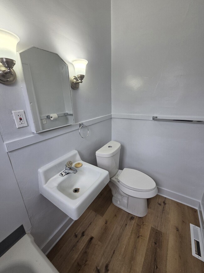 Building Photo - 655 11th St NW