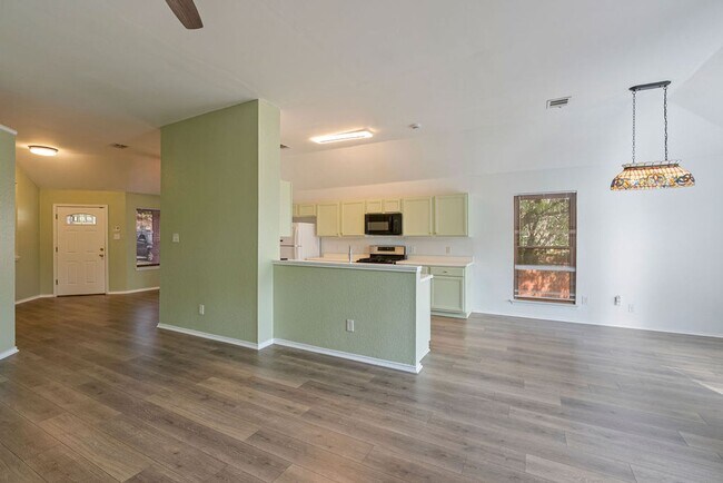 Building Photo - Beautiful 3 bedroom, 2 bathroom home in Southeast Austin!!!