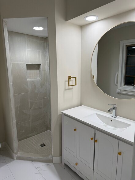 Building Photo - 5500 Vagabond Ln N