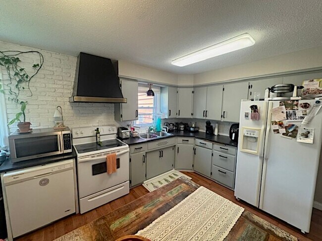 Building Photo - CHARMING 2BD 1BA HOME IN HAMEL