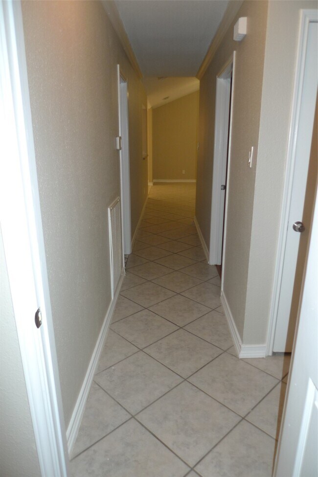 Building Photo - 15406 Ensenada Dr