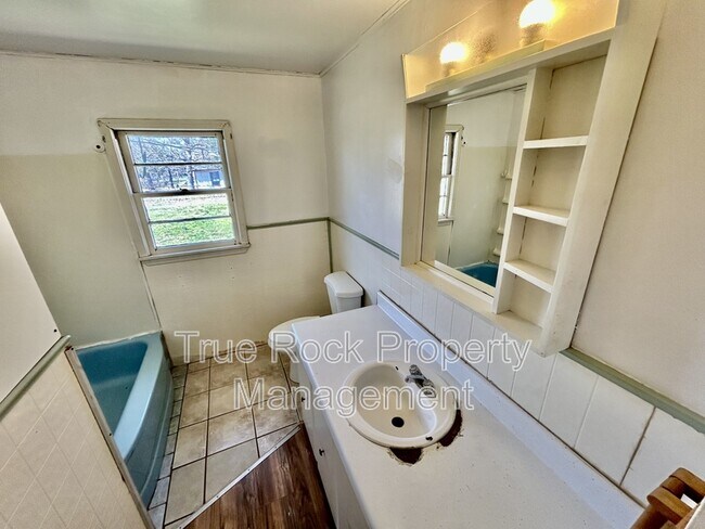 Building Photo - 300 E Main St