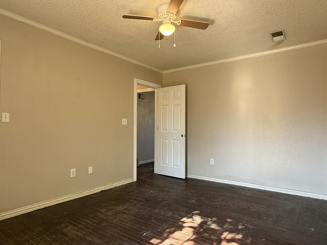 Building Photo - Sun-Filled 2 Bedroom close to Parks and Local Spots!