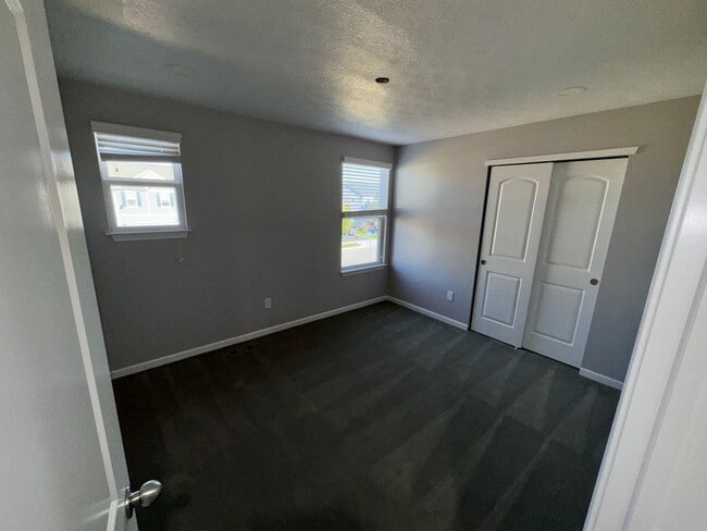 Building Photo - 4-Bedroom House for Rent